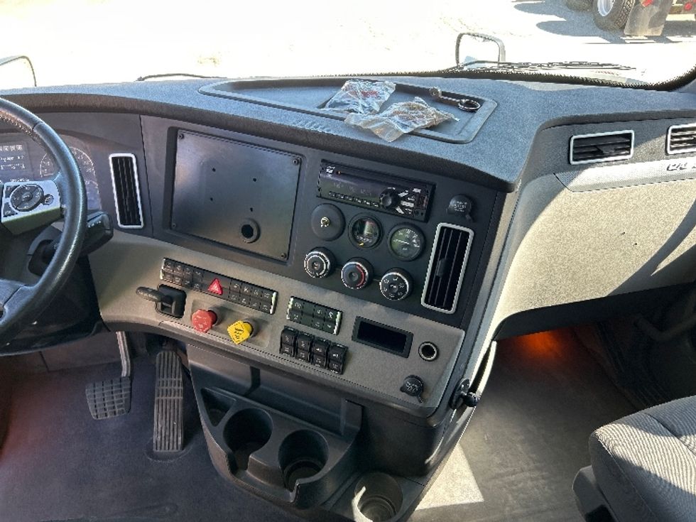 Sleeper Tractor-Heavy Duty Tractors-Freightliner-2020-T12664ST-Saginaw-MI-359,747\n\t\tmiles-$ 70,750 - Image 11