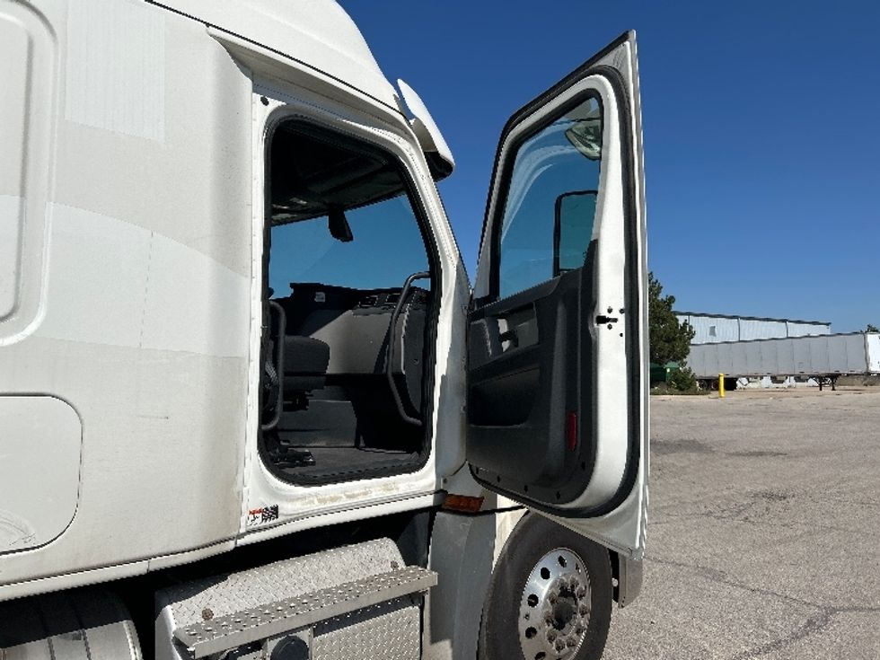 Sleeper Tractor-Heavy Duty Tractors-Freightliner-2020-T12664ST-Saginaw-MI-359,747\n\t\tmiles-$ 70,750 - Image 12