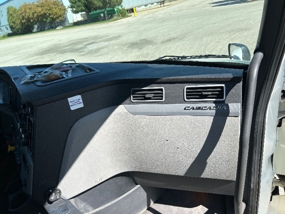 Sleeper Tractor-Heavy Duty Tractors-Freightliner-2020-T12664ST-Saginaw-MI-359,747\n\t\tmiles-$ 70,750 - Image 13