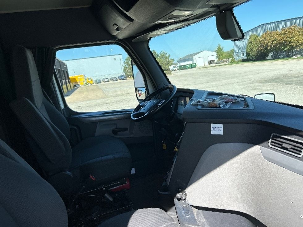 Sleeper Tractor-Heavy Duty Tractors-Freightliner-2020-T12664ST-Saginaw-MI-359,747\n\t\tmiles-$ 70,750 - Image 14