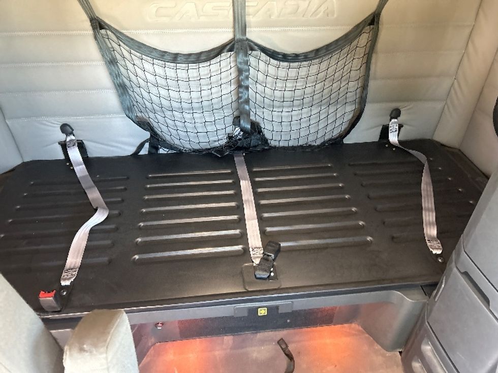 Sleeper Tractor-Heavy Duty Tractors-Freightliner-2020-T12664ST-Saginaw-MI-359,747\n\t\tmiles-$ 70,750 - Image 15