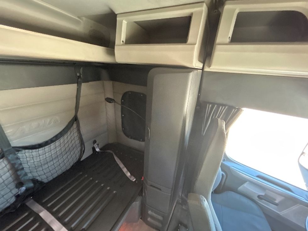 Sleeper Tractor-Heavy Duty Tractors-Freightliner-2020-T12664ST-Saginaw-MI-359,747\n\t\tmiles-$ 70,750 - Image 17