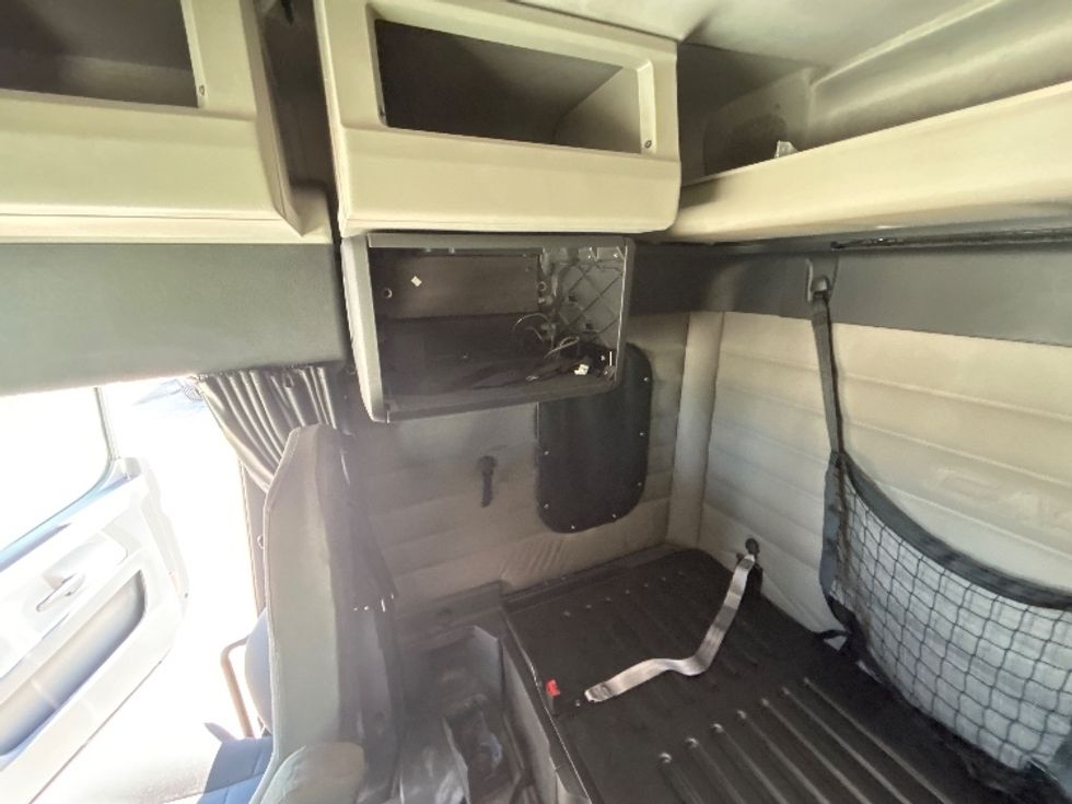 Sleeper Tractor-Heavy Duty Tractors-Freightliner-2020-T12664ST-Saginaw-MI-359,747\n\t\tmiles-$ 70,750 - Image 18