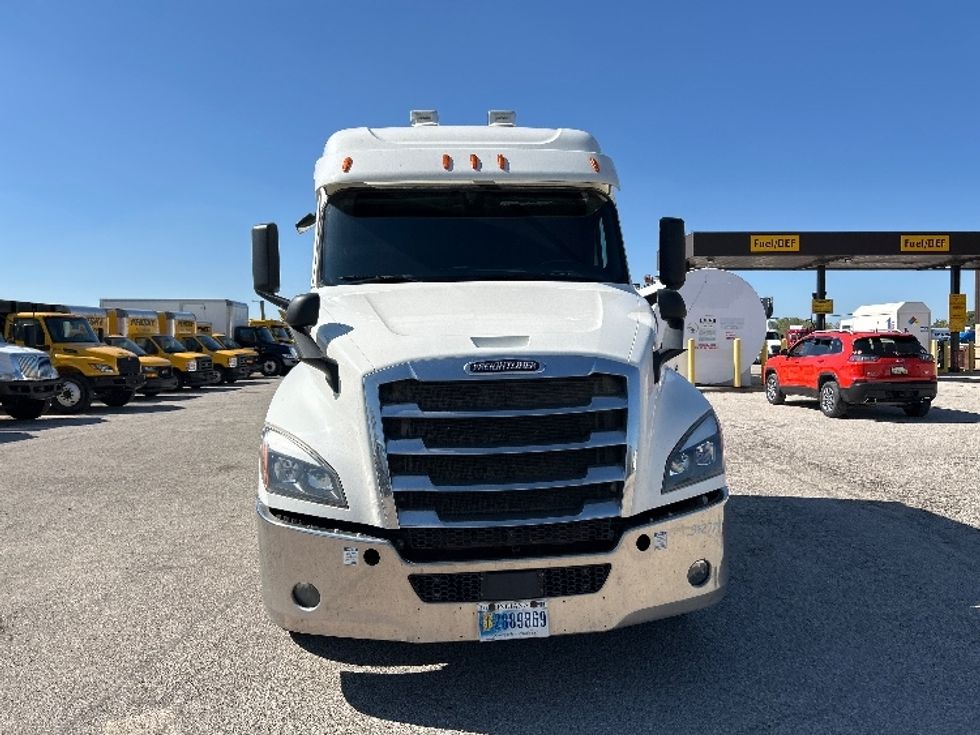 Sleeper Tractor-Heavy Duty Tractors-Freightliner-2020-T12664ST-Saginaw-MI-359,747\n\t\tmiles-$ 70,750 - Image 2