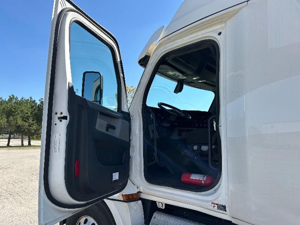 Sleeper Tractor-Heavy Duty Tractors-Freightliner-2020-T12664ST-Saginaw-MI-359,747\n\t\tmiles-$ 70,750 - Image 8