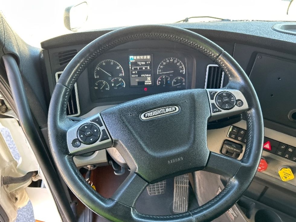Sleeper Tractor-Heavy Duty Tractors-Freightliner-2020-T12664ST-Saginaw-MI-359,747\n\t\tmiles-$ 70,750 - Image 9