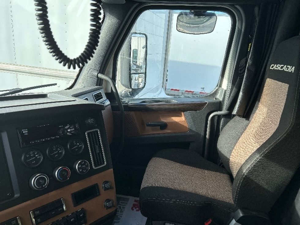 Sleeper Tractor-Heavy Duty Tractors-Freightliner-2020-T12664ST-Saint Laurent-PQ-803,612\n\t\tkm-$ 74,250 - Image 10