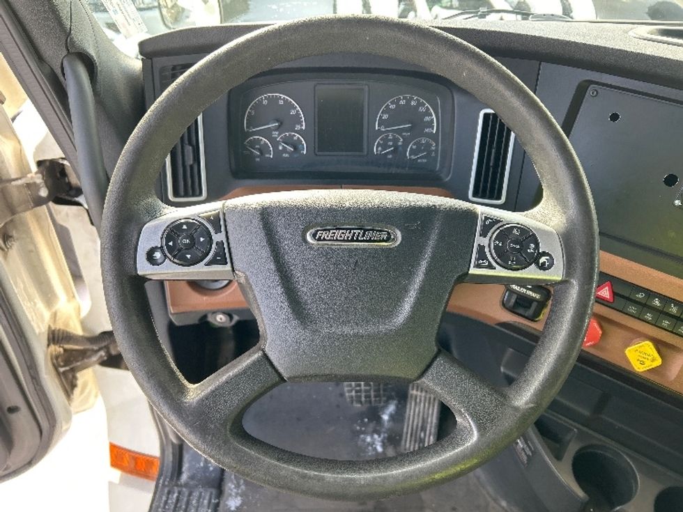 Sleeper Tractor-Heavy Duty Tractors-Freightliner-2020-T12664ST-Saint Laurent-PQ-803,612\n\t\tkm-$ 74,250 - Image 11