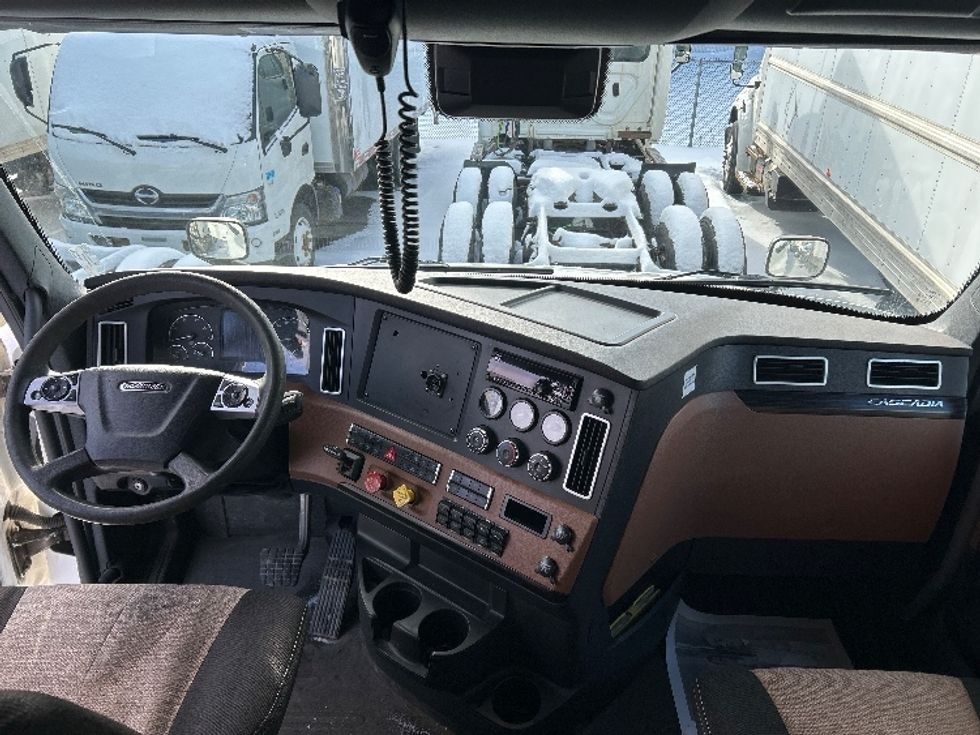 Sleeper Tractor-Heavy Duty Tractors-Freightliner-2020-T12664ST-Saint Laurent-PQ-803,612\n\t\tkm-$ 74,250 - Image 12