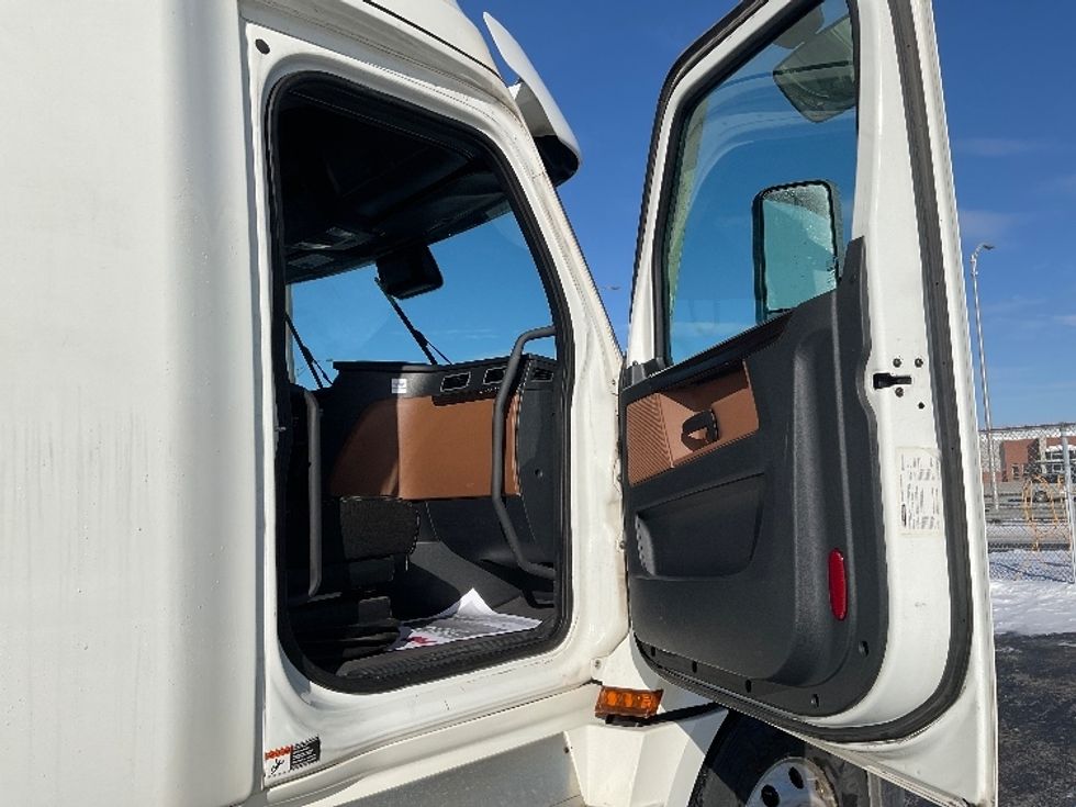 Sleeper Tractor-Heavy Duty Tractors-Freightliner-2020-T12664ST-Saint Laurent-PQ-803,612\n\t\tkm-$ 74,250 - Image 13