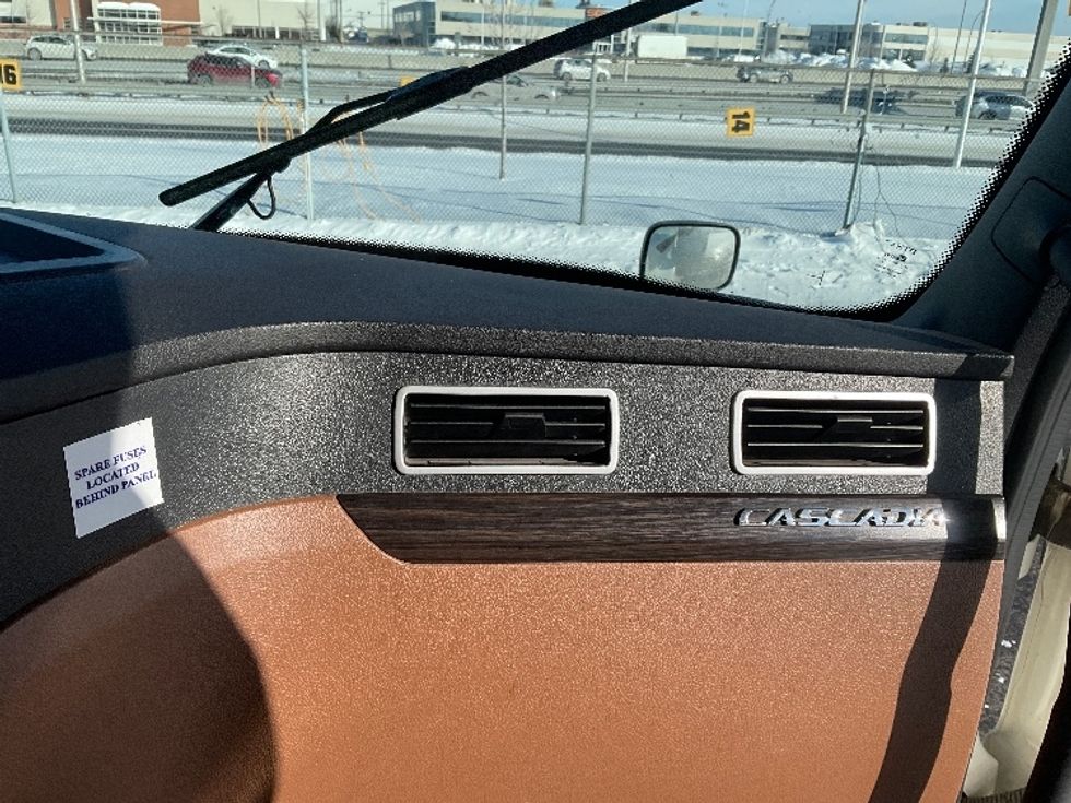 Sleeper Tractor-Heavy Duty Tractors-Freightliner-2020-T12664ST-Saint Laurent-PQ-803,612\n\t\tkm-$ 74,250 - Image 14