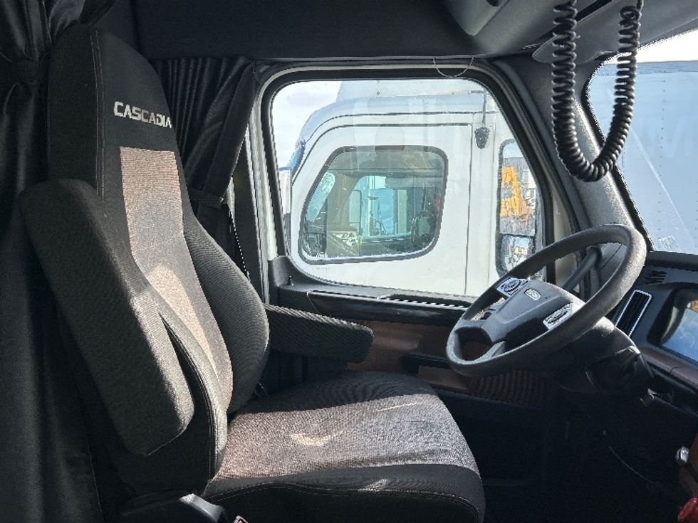 Sleeper Tractor-Heavy Duty Tractors-Freightliner-2020-T12664ST-Saint Laurent-PQ-803,612\n\t\tkm-$ 74,250 - Image 15