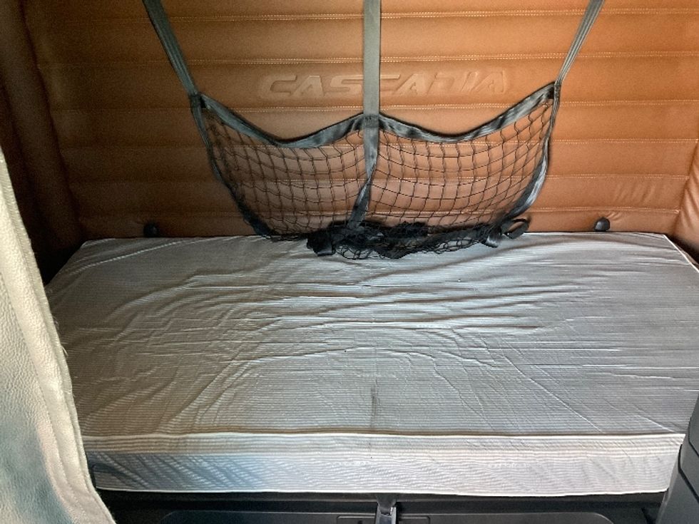 Sleeper Tractor-Heavy Duty Tractors-Freightliner-2020-T12664ST-Saint Laurent-PQ-803,612\n\t\tkm-$ 74,250 - Image 16