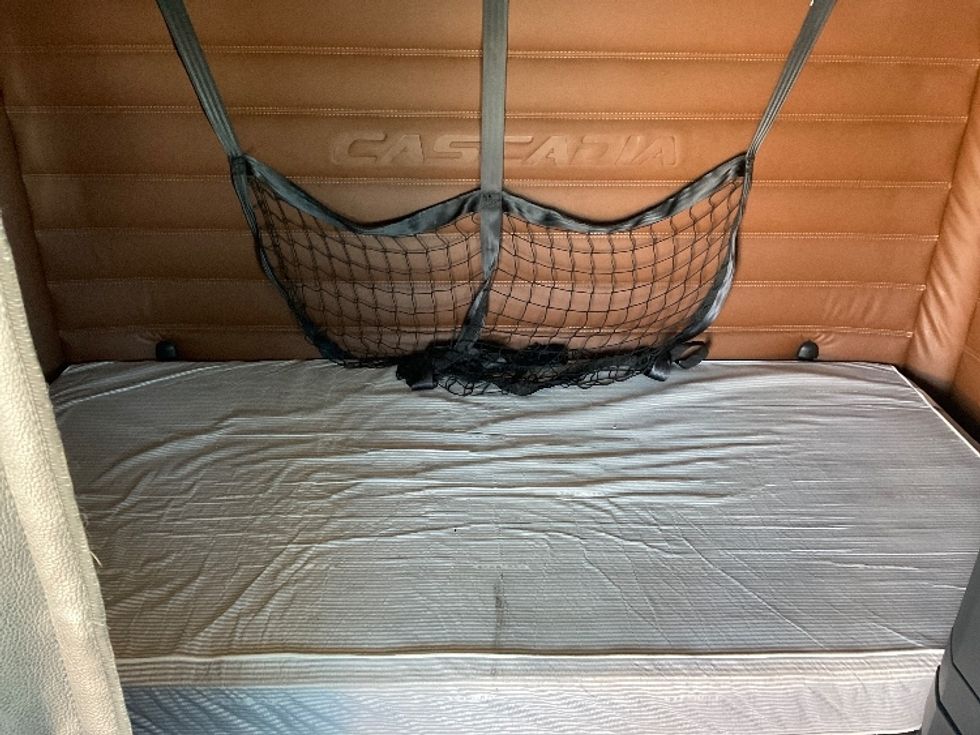 Sleeper Tractor-Heavy Duty Tractors-Freightliner-2020-T12664ST-Saint Laurent-PQ-803,612\n\t\tkm-$ 74,250 - Image 17