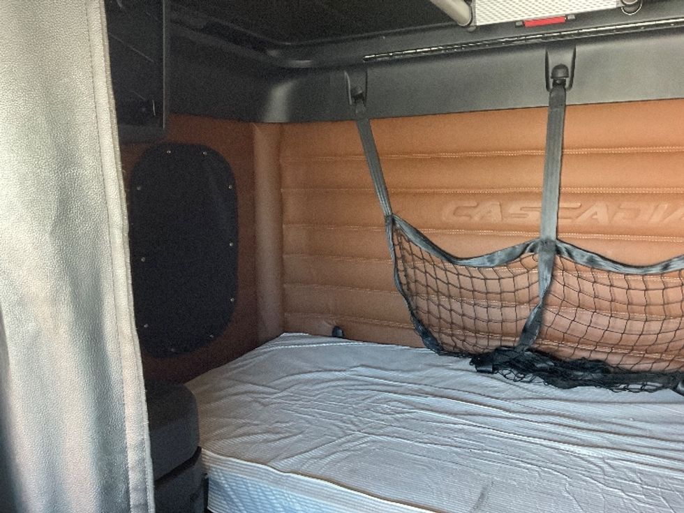 Sleeper Tractor-Heavy Duty Tractors-Freightliner-2020-T12664ST-Saint Laurent-PQ-803,612\n\t\tkm-$ 74,250 - Image 18