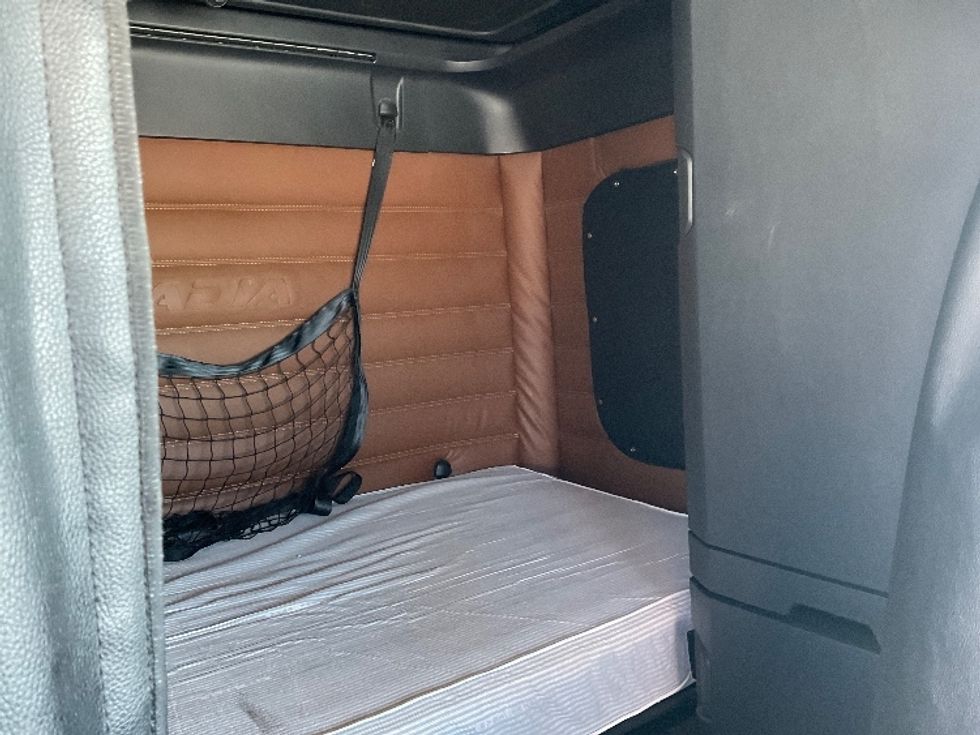 Sleeper Tractor-Heavy Duty Tractors-Freightliner-2020-T12664ST-Saint Laurent-PQ-803,612\n\t\tkm-$ 74,250 - Image 19