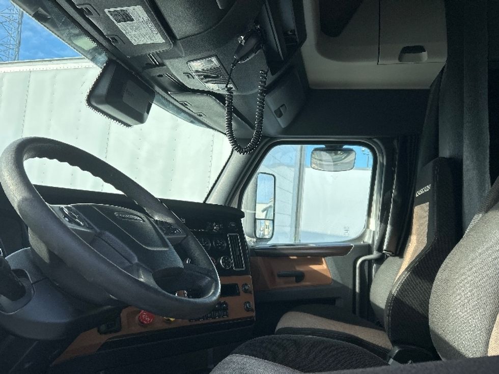 Sleeper Tractor-Heavy Duty Tractors-Freightliner-2020-T12664ST-Saint Laurent-PQ-803,612\n\t\tkm-$ 74,250 - Image 9