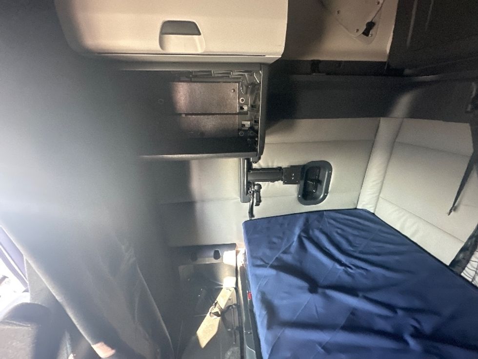 Sleeper Tractor-Heavy Duty Tractors-Freightliner-2020-T12664ST-Saint Louis-MO-514,309\n\t\tmiles-$ 62,000 - Image 19