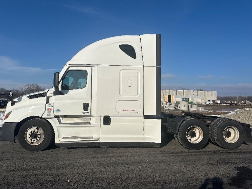 Sleeper Tractor-Heavy Duty Tractors-Freightliner-2020-T12664ST-Saint Louis-MO-514,309\n\t\tmiles-$ 62,000 - Image 4