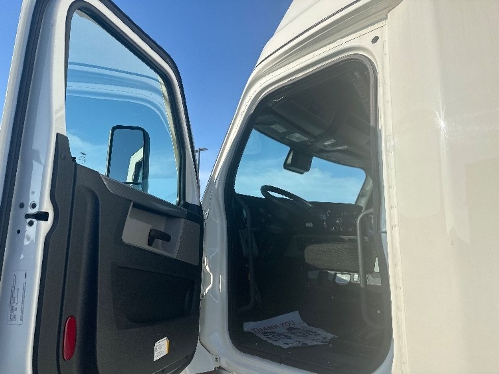 Sleeper Tractor-Heavy Duty Tractors-Freightliner-2020-T12664ST-Saint Louis-MO-514,309\n\t\tmiles-$ 62,000 - Image 9