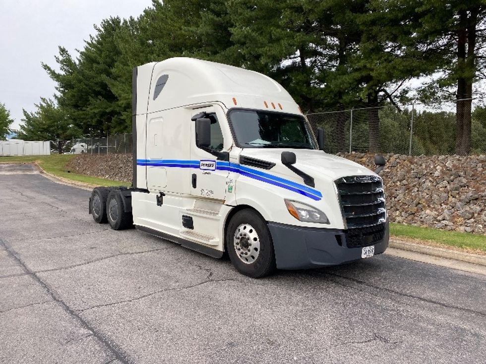 Sleeper Tractor-Heavy Duty Tractors-Freightliner-2020-T12664ST-Salem-VA-591,803\n\t\tmiles-$ 67,000 - Image 1