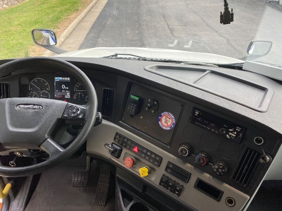 Sleeper Tractor-Heavy Duty Tractors-Freightliner-2020-T12664ST-Salem-VA-591,803\n\t\tmiles-$ 67,000 - Image 11