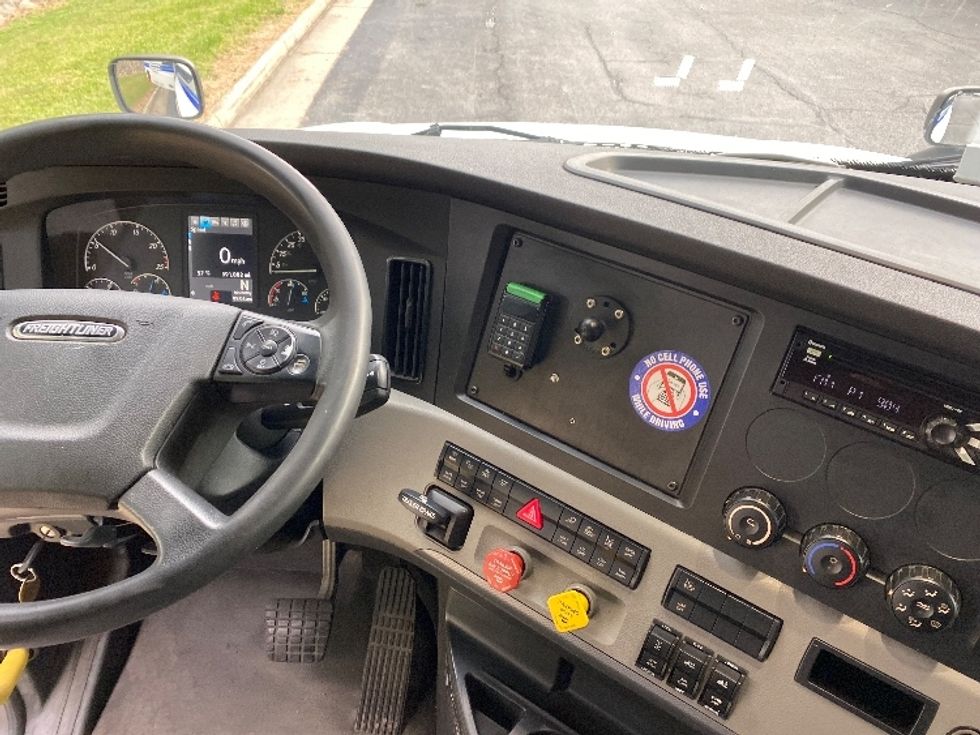 Sleeper Tractor-Heavy Duty Tractors-Freightliner-2020-T12664ST-Salem-VA-591,803\n\t\tmiles-$ 67,000 - Image 12