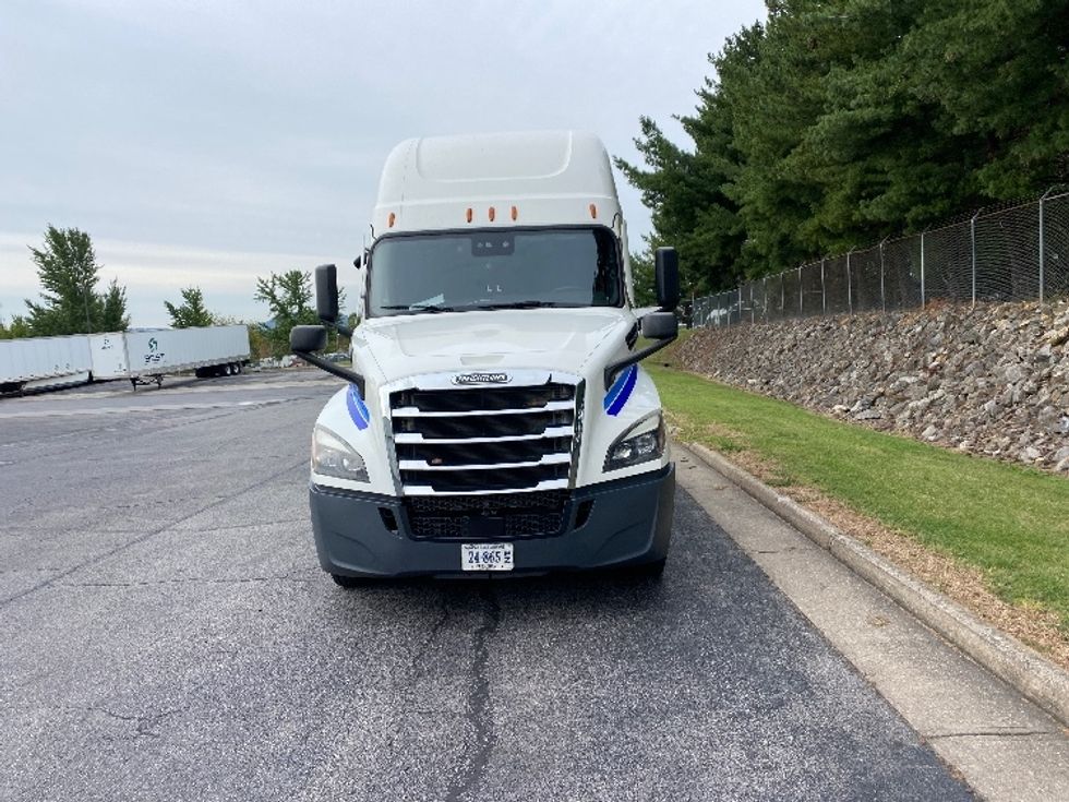 Sleeper Tractor-Heavy Duty Tractors-Freightliner-2020-T12664ST-Salem-VA-591,803\n\t\tmiles-$ 67,000 - Image 2