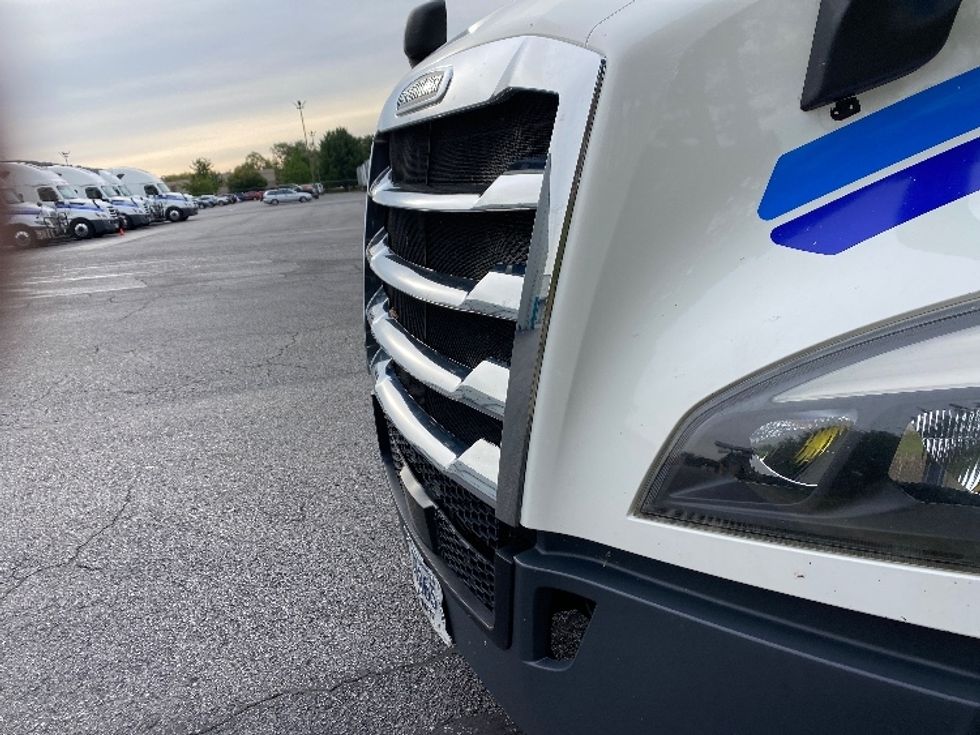Sleeper Tractor-Heavy Duty Tractors-Freightliner-2020-T12664ST-Salem-VA-591,803\n\t\tmiles-$ 67,000 - Image 26