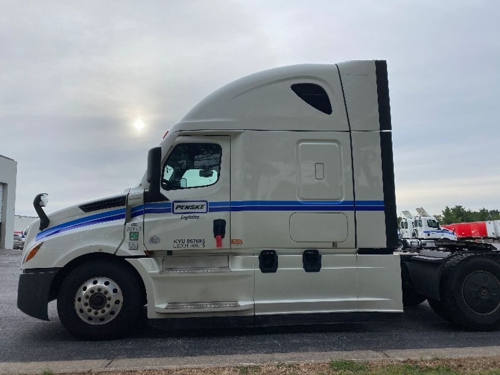 Sleeper Tractor-Heavy Duty Tractors-Freightliner-2020-T12664ST-Salem-VA-591,803\n\t\tmiles-$ 67,000 - Image 4
