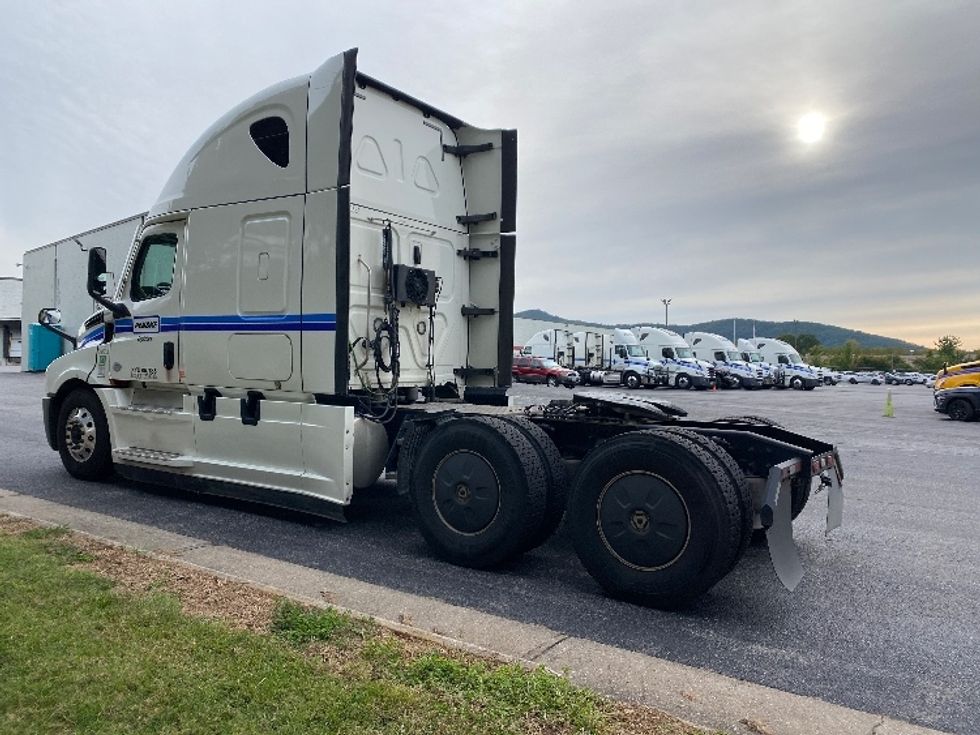 Sleeper Tractor-Heavy Duty Tractors-Freightliner-2020-T12664ST-Salem-VA-591,803\n\t\tmiles-$ 67,000 - Image 5