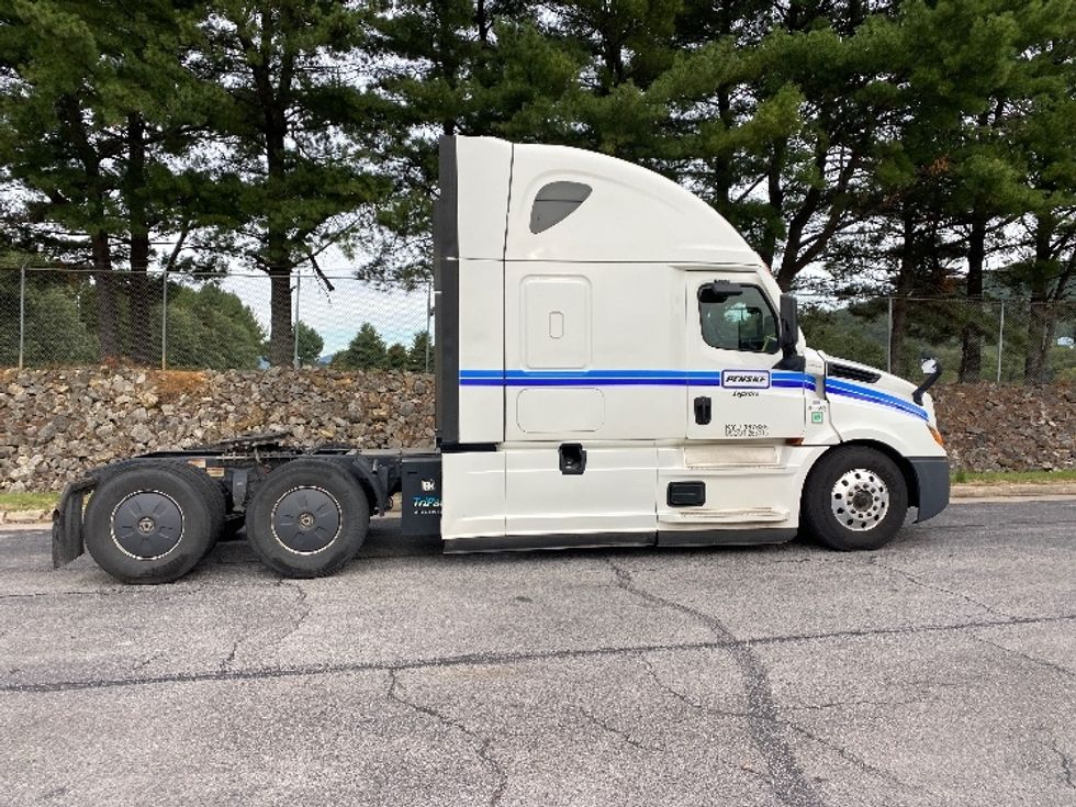 Sleeper Tractor-Heavy Duty Tractors-Freightliner-2020-T12664ST-Salem-VA-591,803\n\t\tmiles-$ 67,000 - Image 8