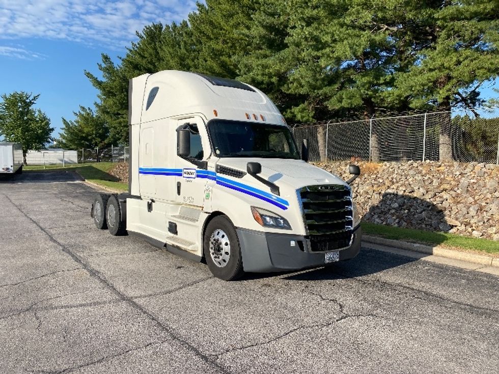 Sleeper Tractor-Heavy Duty Tractors-Freightliner-2020-T12664ST-Salem-VA-610,178\n\t\tmiles-$ 65,750 - Image 1