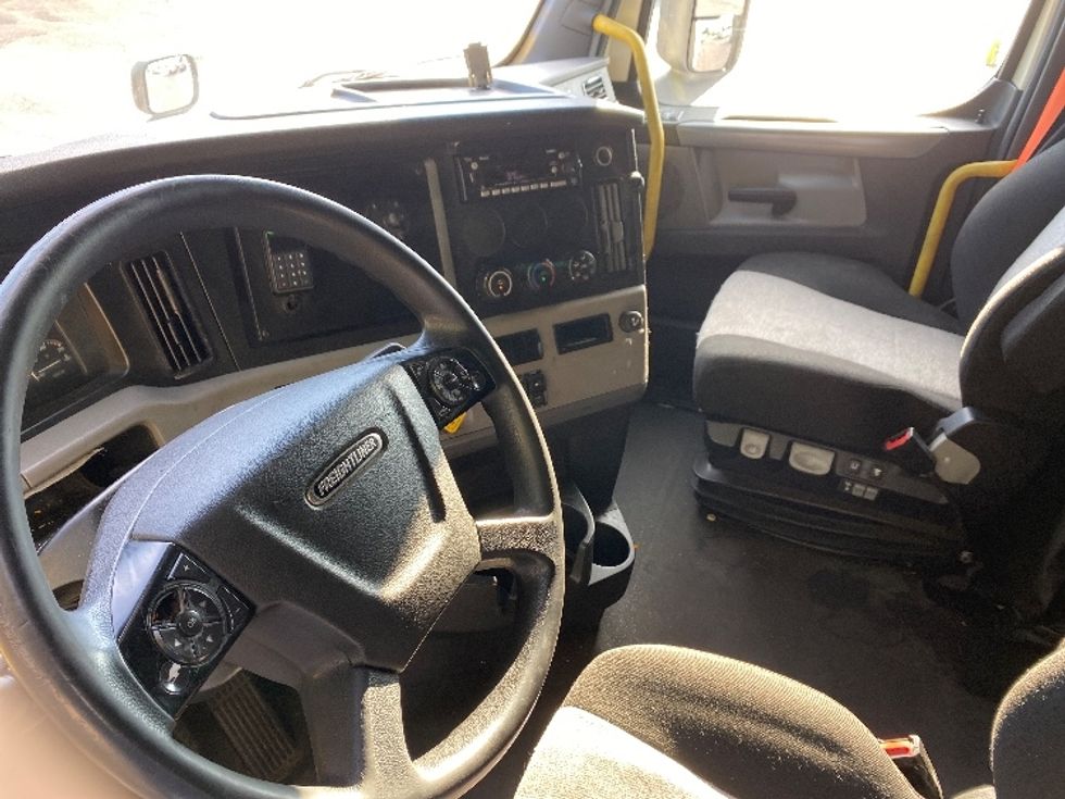 Sleeper Tractor-Heavy Duty Tractors-Freightliner-2020-T12664ST-Salem-VA-610,178\n\t\tmiles-$ 65,750 - Image 10