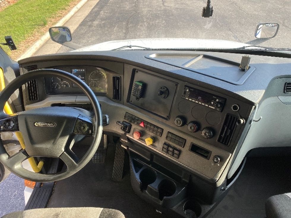 Sleeper Tractor-Heavy Duty Tractors-Freightliner-2020-T12664ST-Salem-VA-610,178\n\t\tmiles-$ 65,750 - Image 11