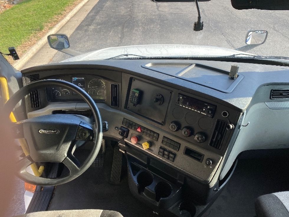 Sleeper Tractor-Heavy Duty Tractors-Freightliner-2020-T12664ST-Salem-VA-610,178\n\t\tmiles-$ 65,750 - Image 12