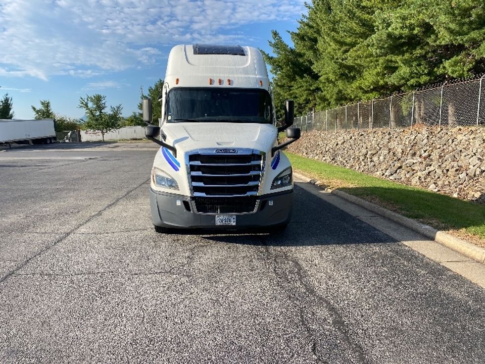 Sleeper Tractor-Heavy Duty Tractors-Freightliner-2020-T12664ST-Salem-VA-610,178\n\t\tmiles-$ 65,750 - Image 2