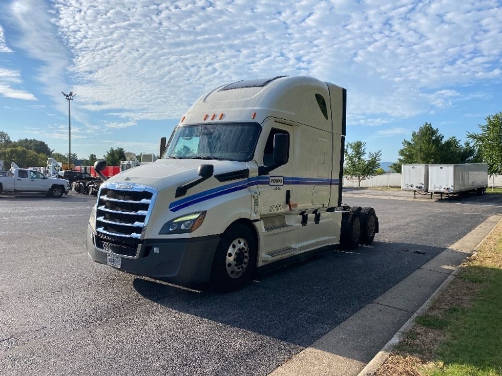 Sleeper Tractor-Heavy Duty Tractors-Freightliner-2020-T12664ST-Salem-VA-610,178\n\t\tmiles-$ 65,750 - Image 3