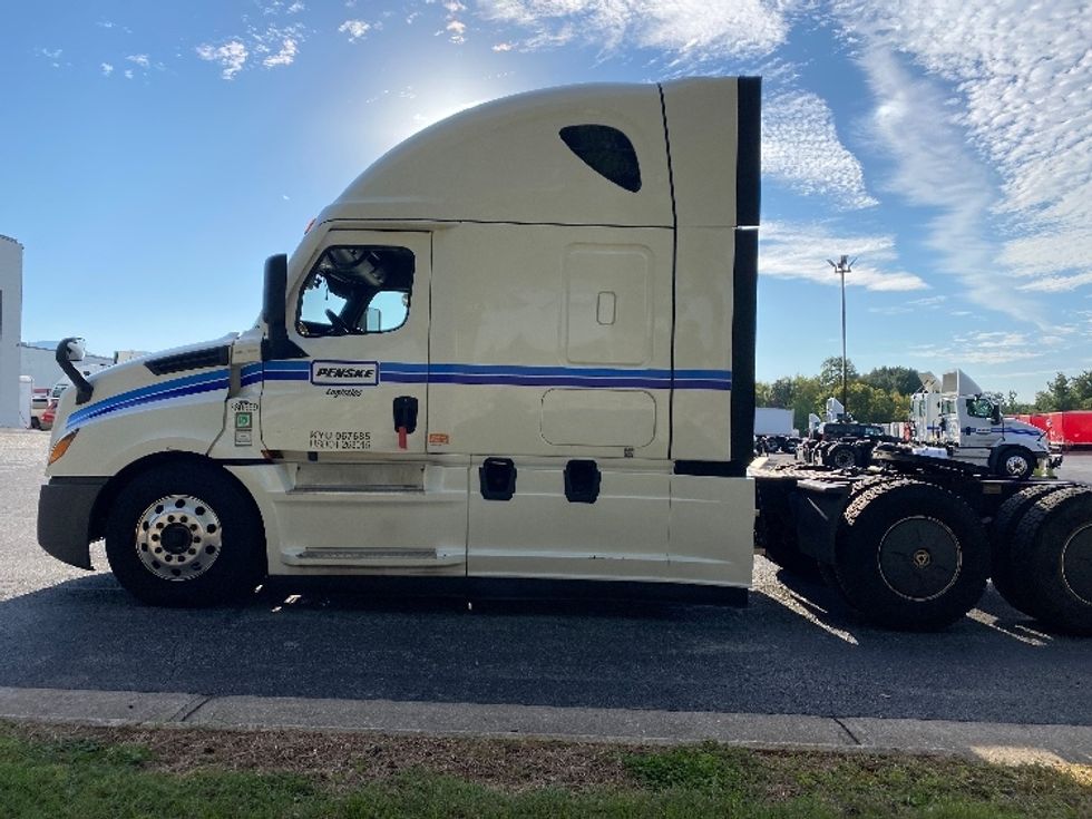 Sleeper Tractor-Heavy Duty Tractors-Freightliner-2020-T12664ST-Salem-VA-610,178\n\t\tmiles-$ 65,750 - Image 4