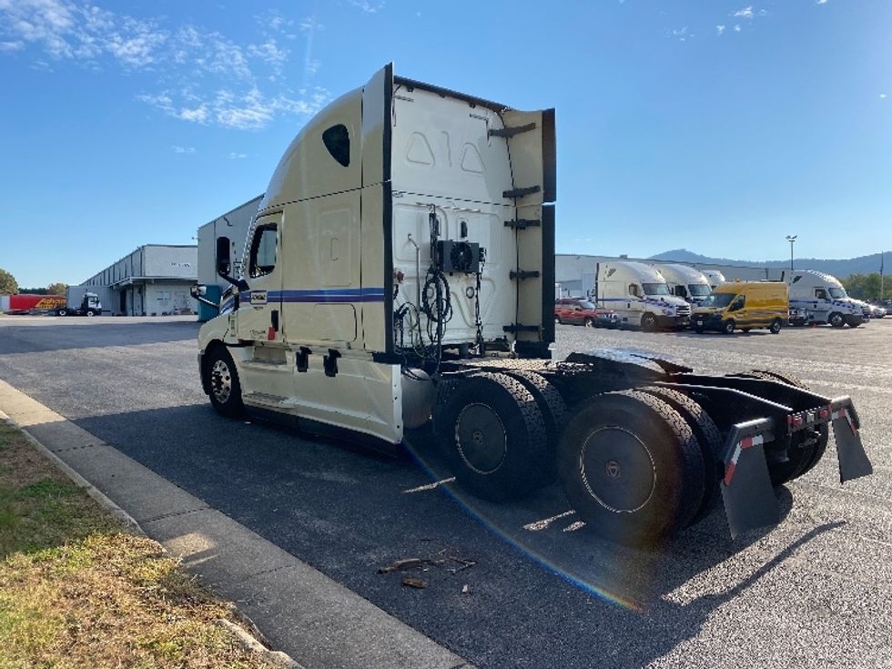 Sleeper Tractor-Heavy Duty Tractors-Freightliner-2020-T12664ST-Salem-VA-610,178\n\t\tmiles-$ 65,750 - Image 5