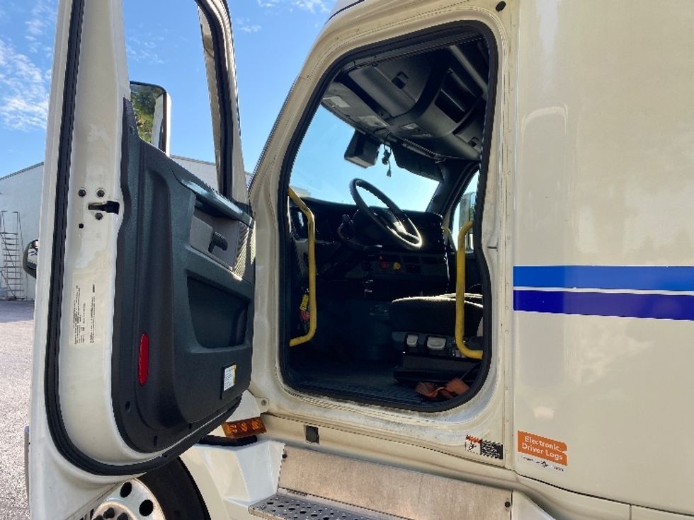 Sleeper Tractor-Heavy Duty Tractors-Freightliner-2020-T12664ST-Salem-VA-610,178\n\t\tmiles-$ 65,750 - Image 9