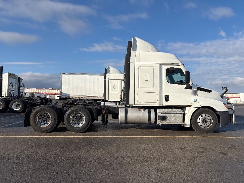 Sleeper Tractor-Heavy Duty Tractors-Freightliner-2020-T12664ST-Salt Lake City-UT-460,061\n\t\tmiles-$ 68,000 - Image 8