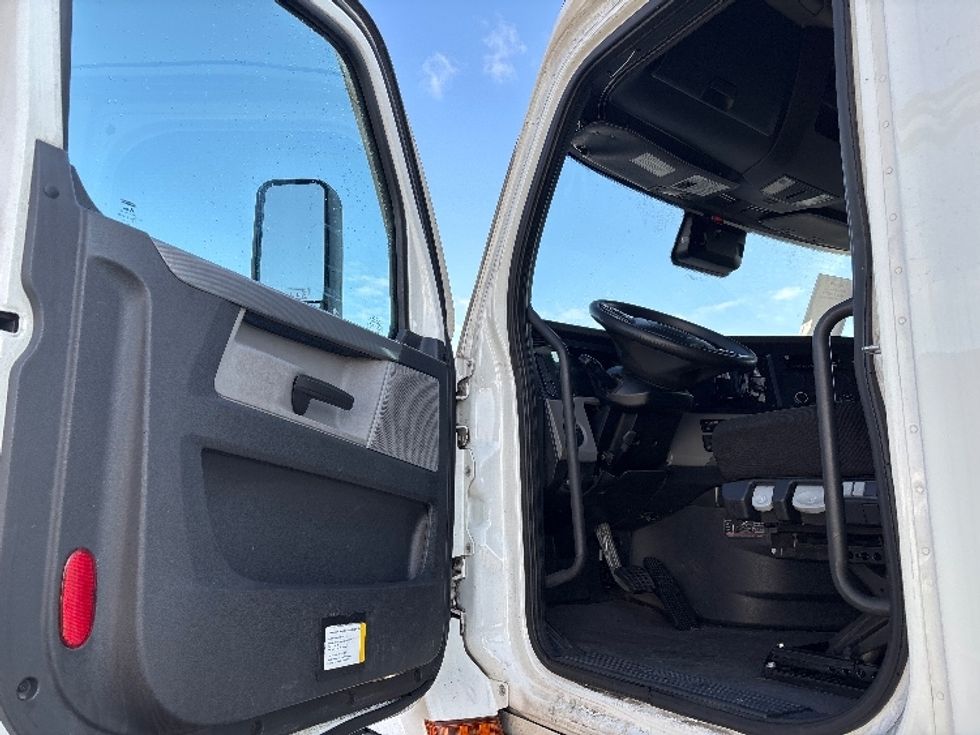 Sleeper Tractor-Heavy Duty Tractors-Freightliner-2020-T12664ST-Salt Lake City-UT-460,061\n\t\tmiles-$ 68,000 - Image 9