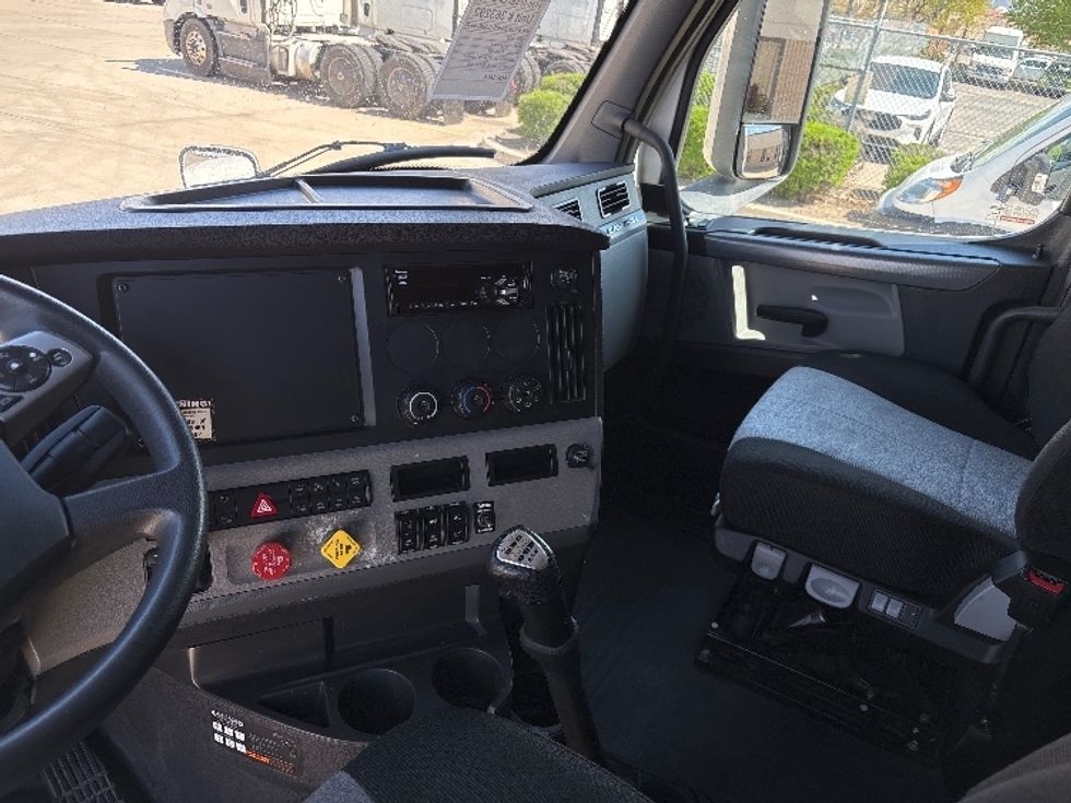 Sleeper Tractor-Heavy Duty Tractors-Freightliner-2020-T12664ST-Salt Lake City-UT-508,547\n\t\tmiles-$ 61,500 - Image 10