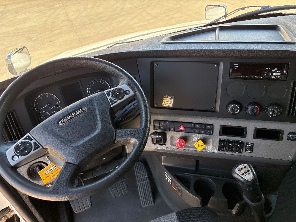Sleeper Tractor-Heavy Duty Tractors-Freightliner-2020-T12664ST-Salt Lake City-UT-508,547\n\t\tmiles-$ 61,500 - Image 11