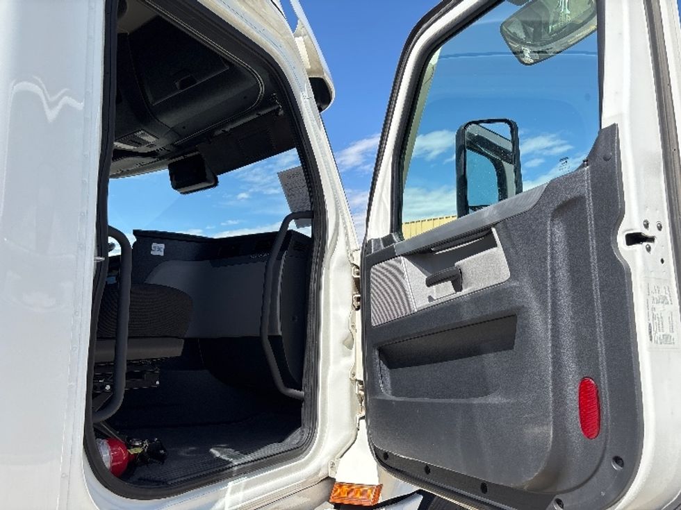 Sleeper Tractor-Heavy Duty Tractors-Freightliner-2020-T12664ST-Salt Lake City-UT-508,547\n\t\tmiles-$ 61,500 - Image 13