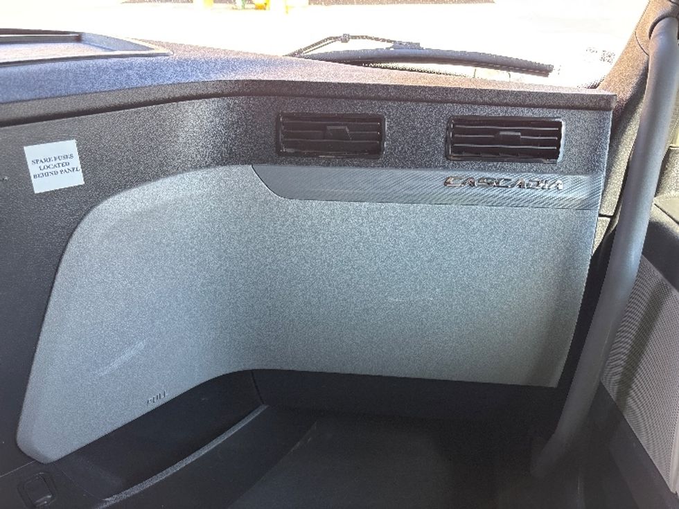 Sleeper Tractor-Heavy Duty Tractors-Freightliner-2020-T12664ST-Salt Lake City-UT-508,547\n\t\tmiles-$ 61,500 - Image 14