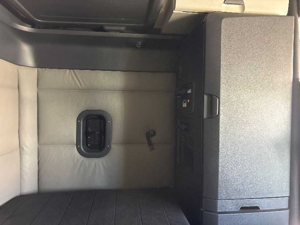 Sleeper Tractor-Heavy Duty Tractors-Freightliner-2020-T12664ST-Salt Lake City-UT-508,547\n\t\tmiles-$ 61,500 - Image 18