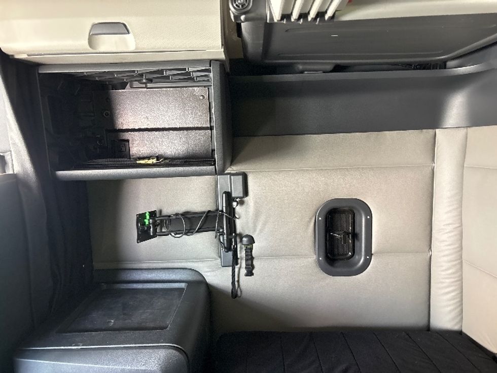 Sleeper Tractor-Heavy Duty Tractors-Freightliner-2020-T12664ST-Salt Lake City-UT-508,547\n\t\tmiles-$ 61,500 - Image 19