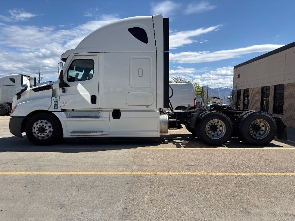 Sleeper Tractor-Heavy Duty Tractors-Freightliner-2020-T12664ST-Salt Lake City-UT-508,547\n\t\tmiles-$ 61,500 - Image 4